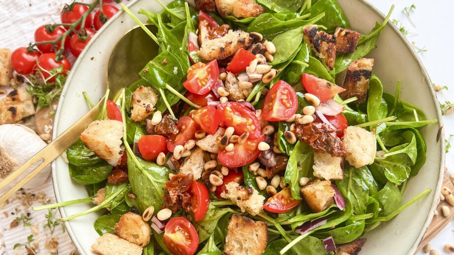 Italienischer Brotsalat Rezept, einfach und lecker in 15 Minuten.