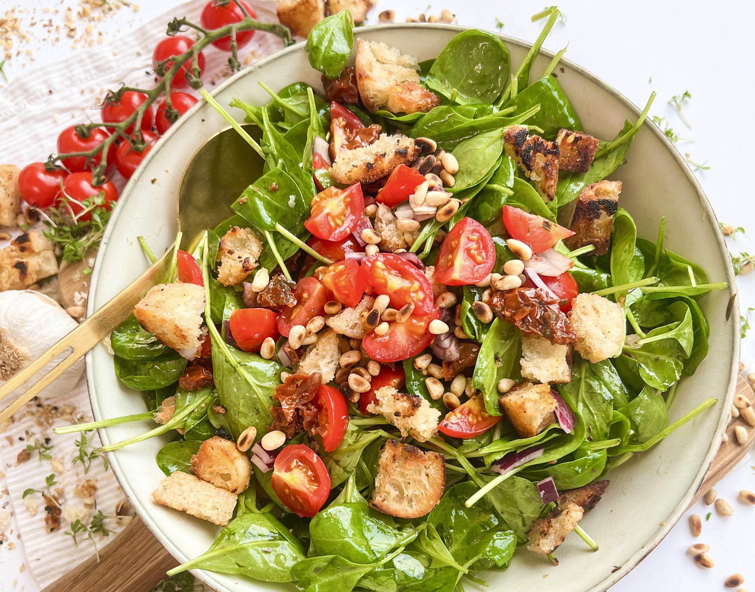 Italienischer Brotsalat Rezept, einfach und lecker in 15 Minuten.