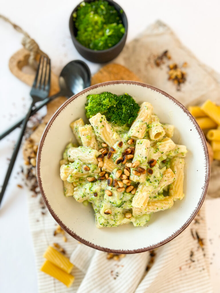 Brokkoli-Pasta oder Brokkoli-Nudeln, ein veganes Rezept mit frischem Brokkoli und einer cremigen Sauce. Schnell und einfach zubereitet in 20 Minuten.