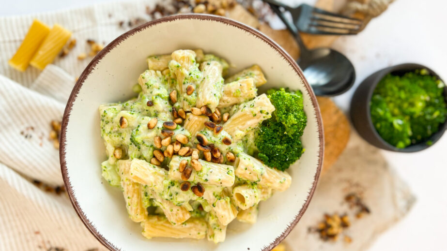 Brokkoli-Pasta oder Brokkoli-Nudeln, ein veganes Rezept mit frischem Brokkoli und einer cremigen Sauce. Schnell und einfach zubereitet in 20 Minuten.