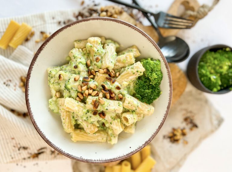 Cremige Brokkoli Nudeln, einfaches Rezept in 15 Minuten.