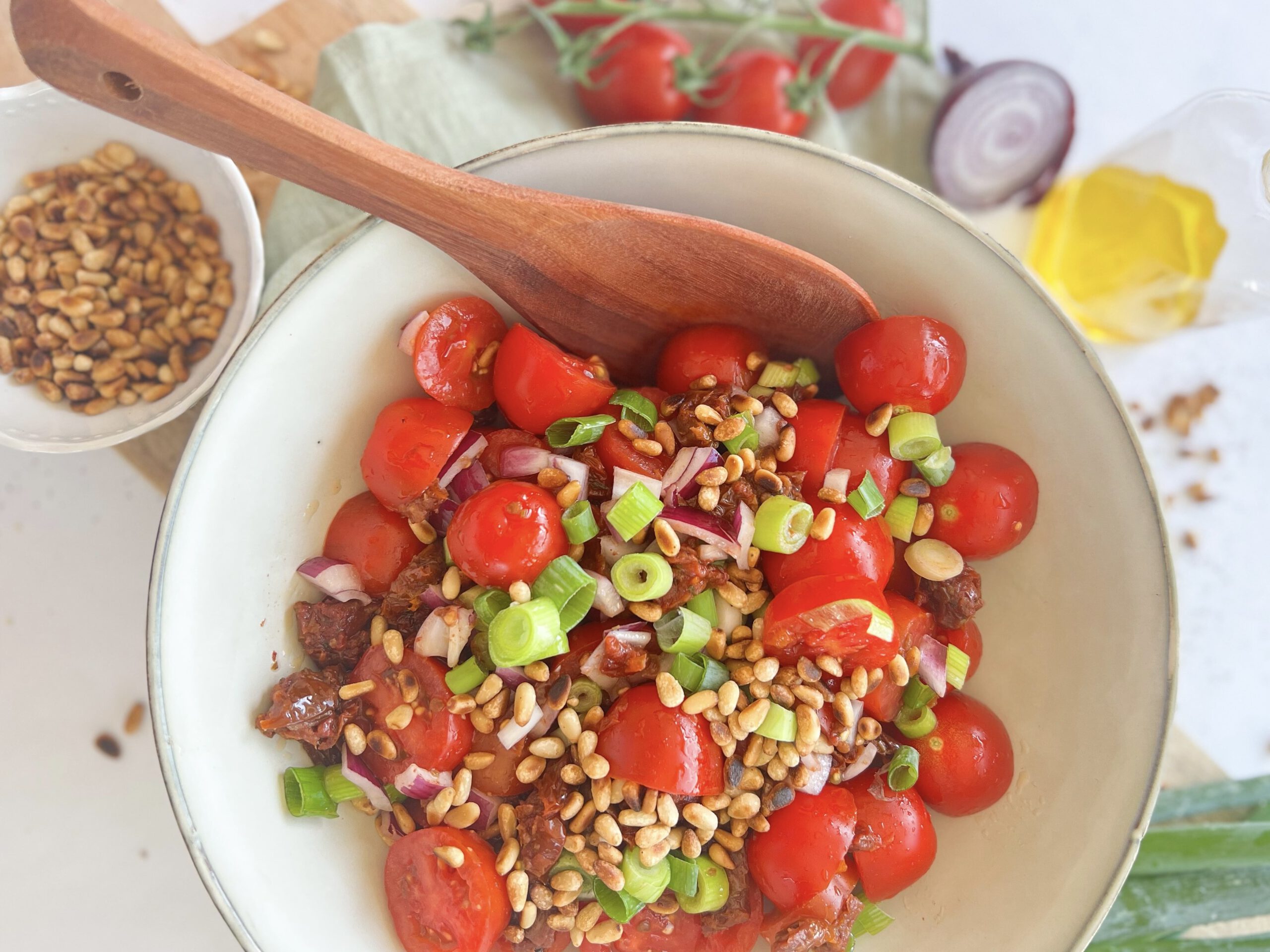 Einfacher Tomatensalat mit Zwiebeln, schnelles 10 Minuten-Rezept.