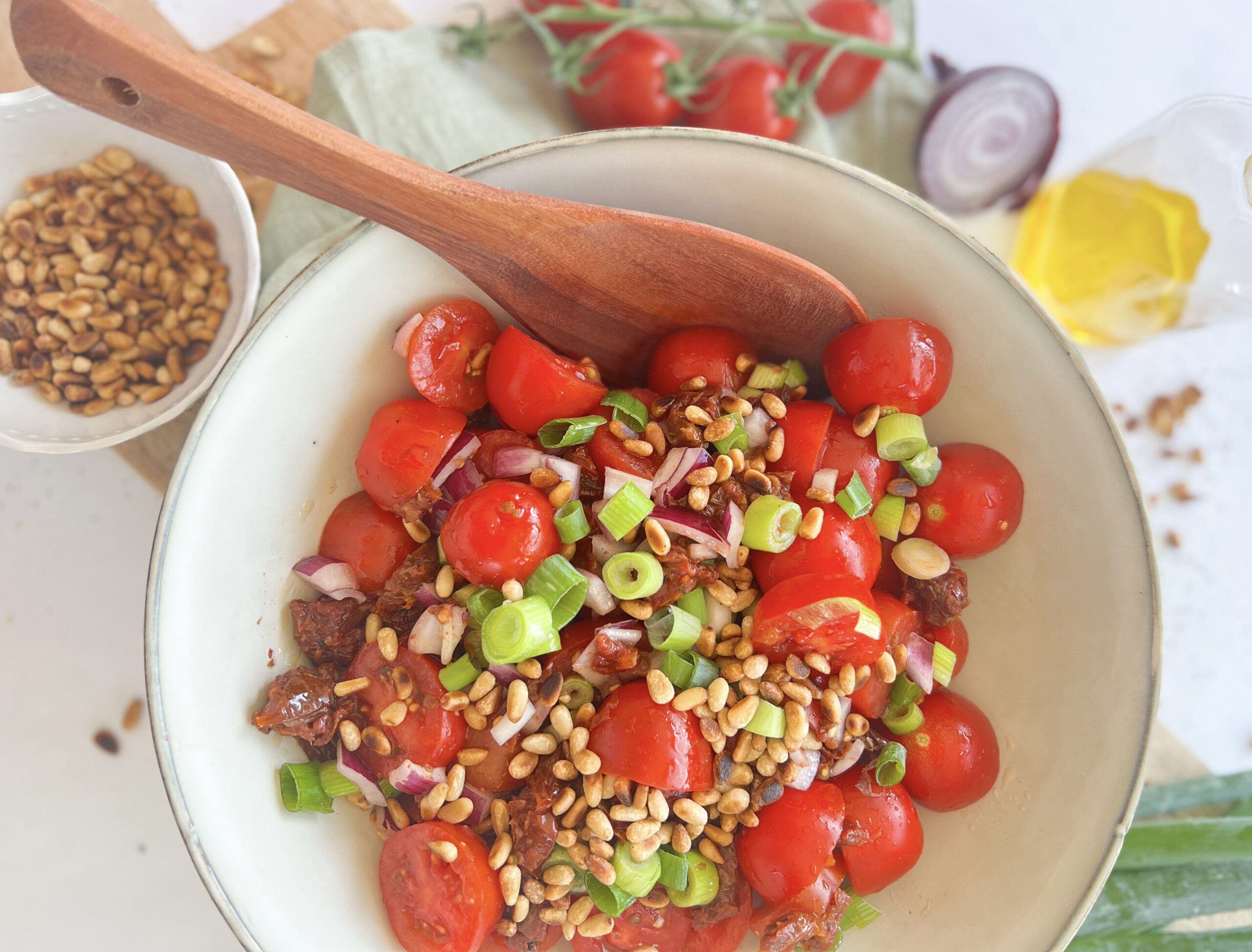 Tomatensalat mit Zwiebeln, einfaches 10 Minuten-Rezept!