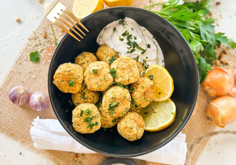 Falafel Rezept mit cremigem Dipp, einfach und vegan nach einem Rezept von foodykani.