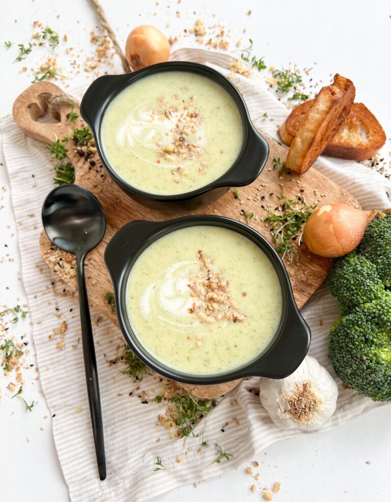 Brokkoli-Suppe, einfach, vegan und lecker nach einem Rezept von foodykani.