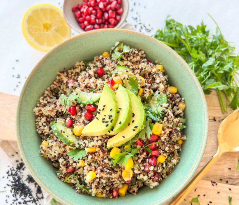 Quinoa Salat Rezept mit bunten Zutaten nach einem einfachen, veganen und leckerem Rezept von foodykani.