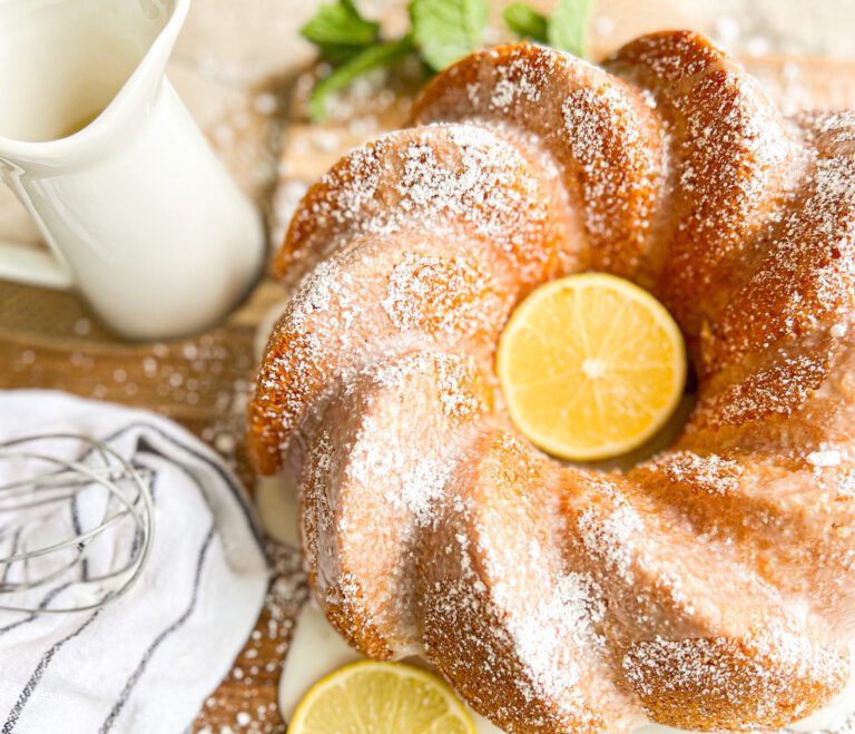 Veganer Zitronenkuchen als Gugelhupf, einfach, lecker und vegan nach einem Rezept von Foodykani.