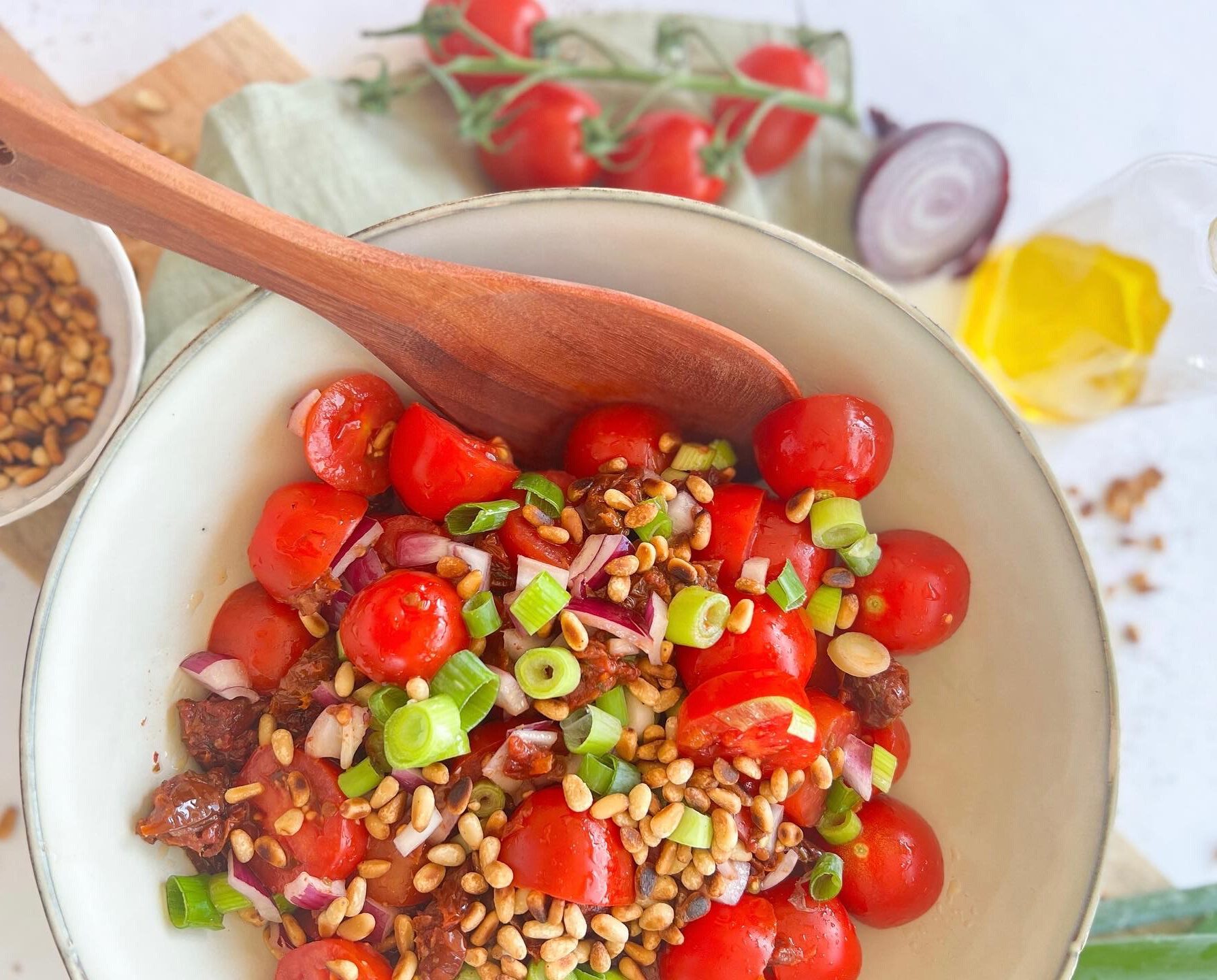 Tomatensalat Rezept, einfach, lecker, vegan nach einem Rezept von foodykani.