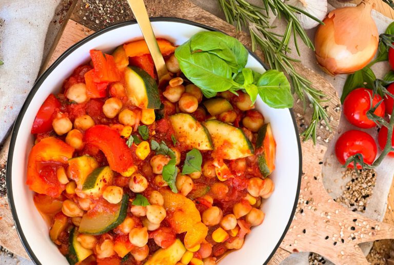 Gemüse Ratatouille, einfaches Rezept mit extra Protein durch Kichererbsen.