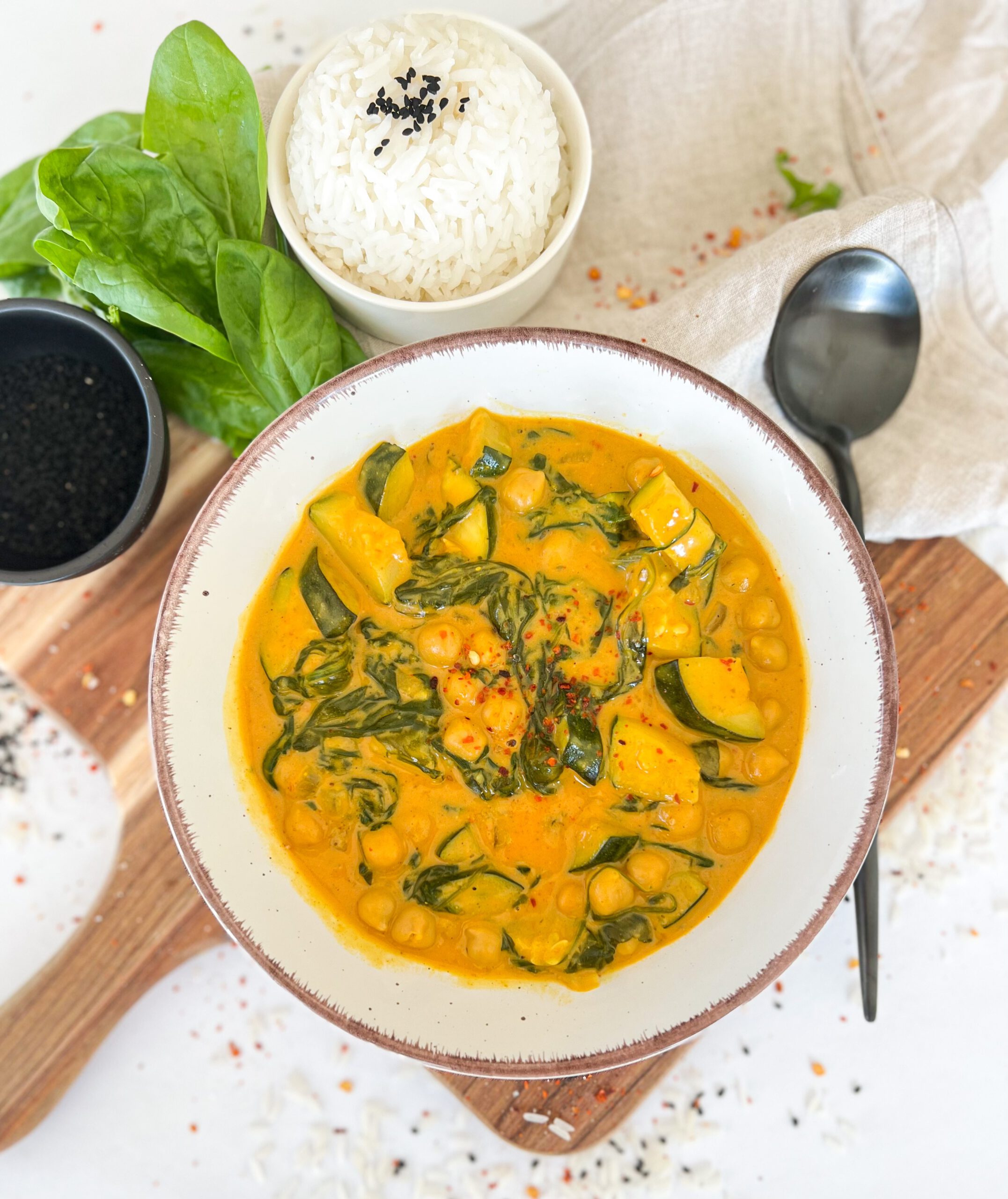 Würziges Spinat-Curry mit Reis, einfaches, veganes Rezept von foodykani.