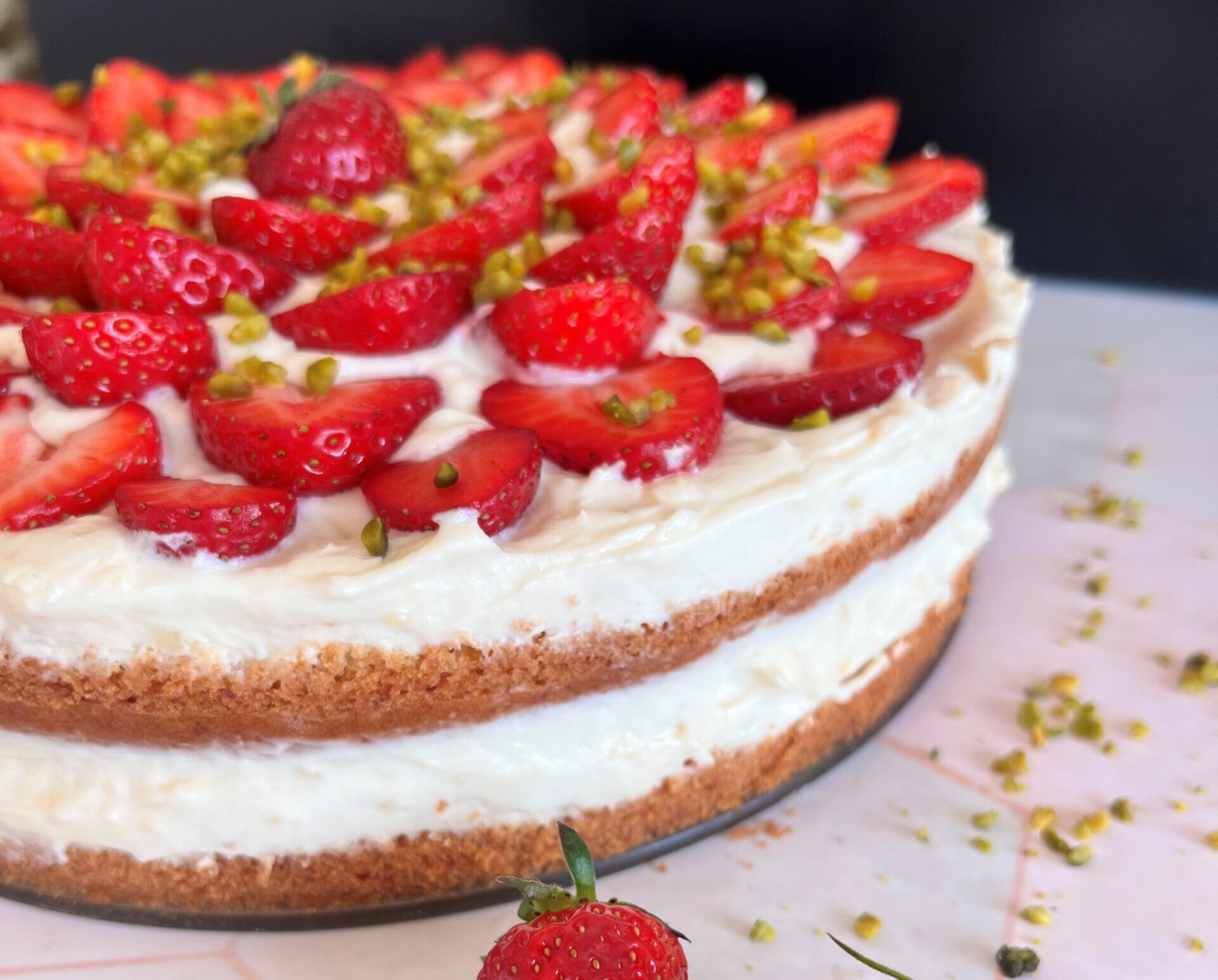 Erdbeer-Torte, vegan, lecker und einfach nach einem Rezept von foodykani.