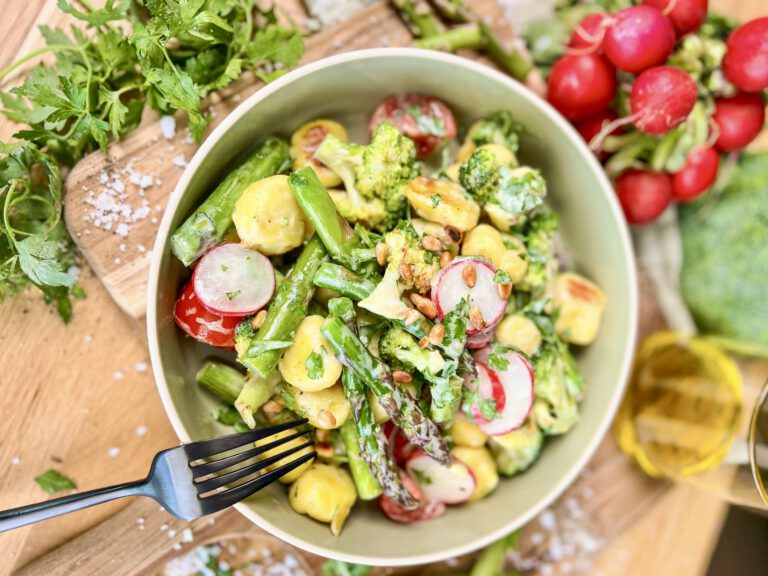 Gnocchi Salat mit Spargel, schnelles Rezept in 15 Minuten.