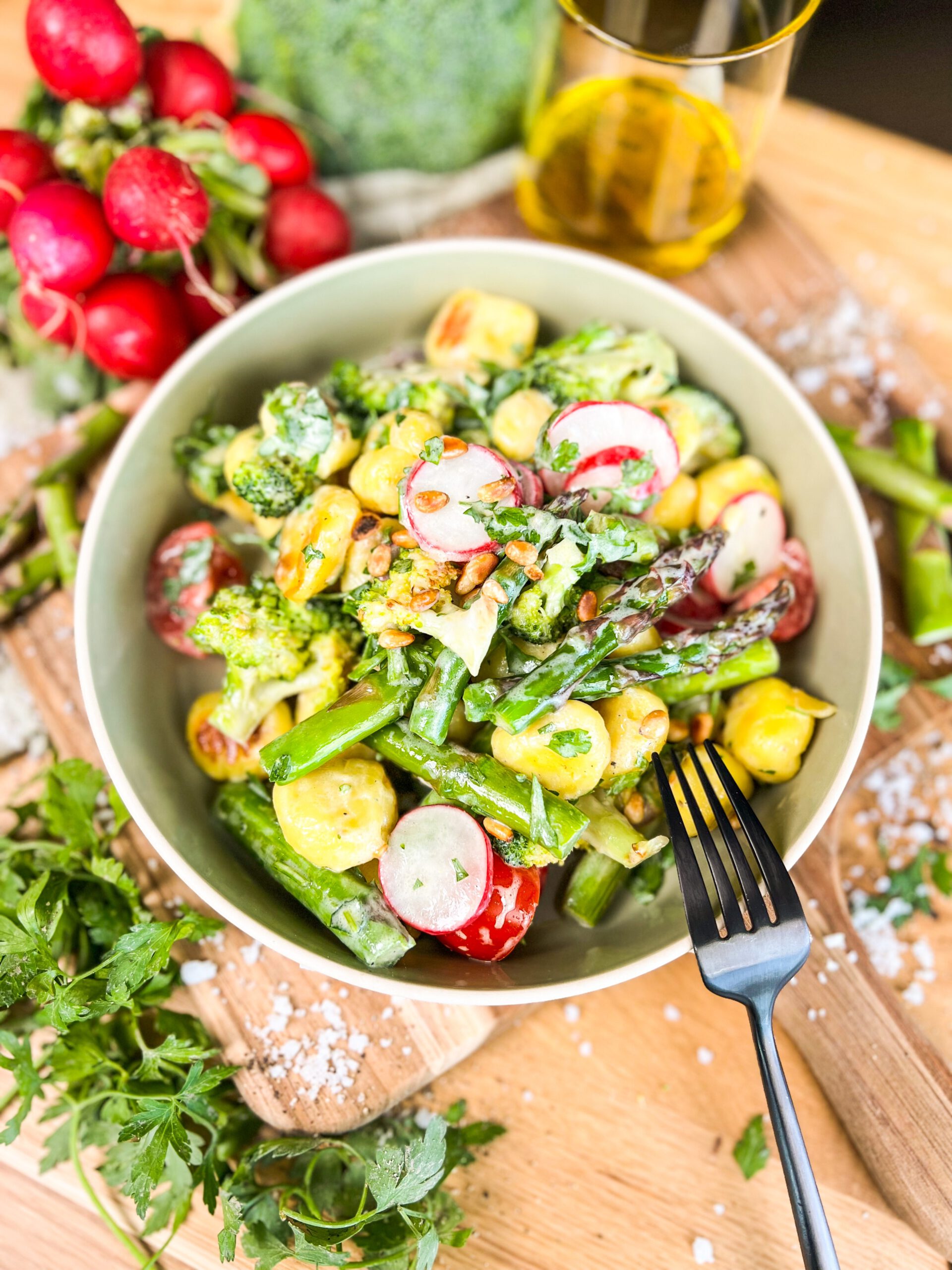 Sommerlicher Gnocchi-Salat, einfach und vegan nach einem Rezept von foodykani.