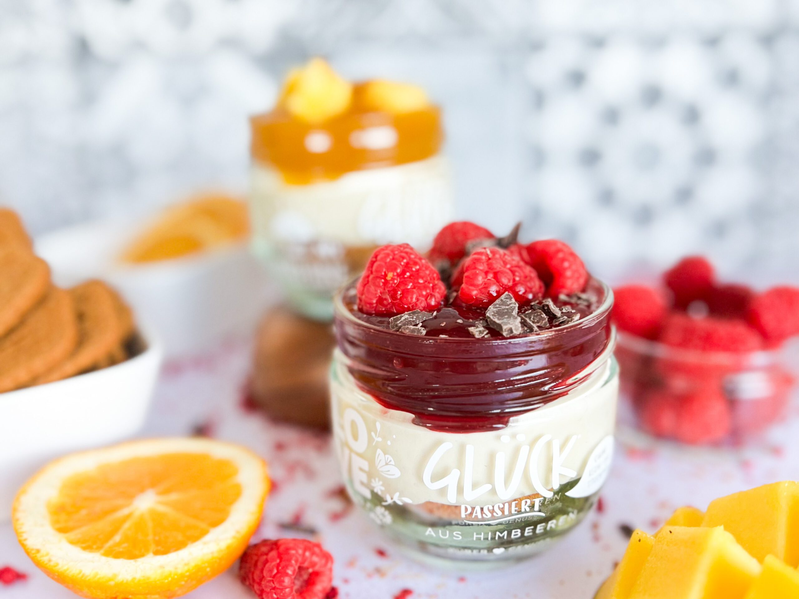 Schichtdessert im Glas mit Beeren, einfaches 10 Minuten-Rezept.