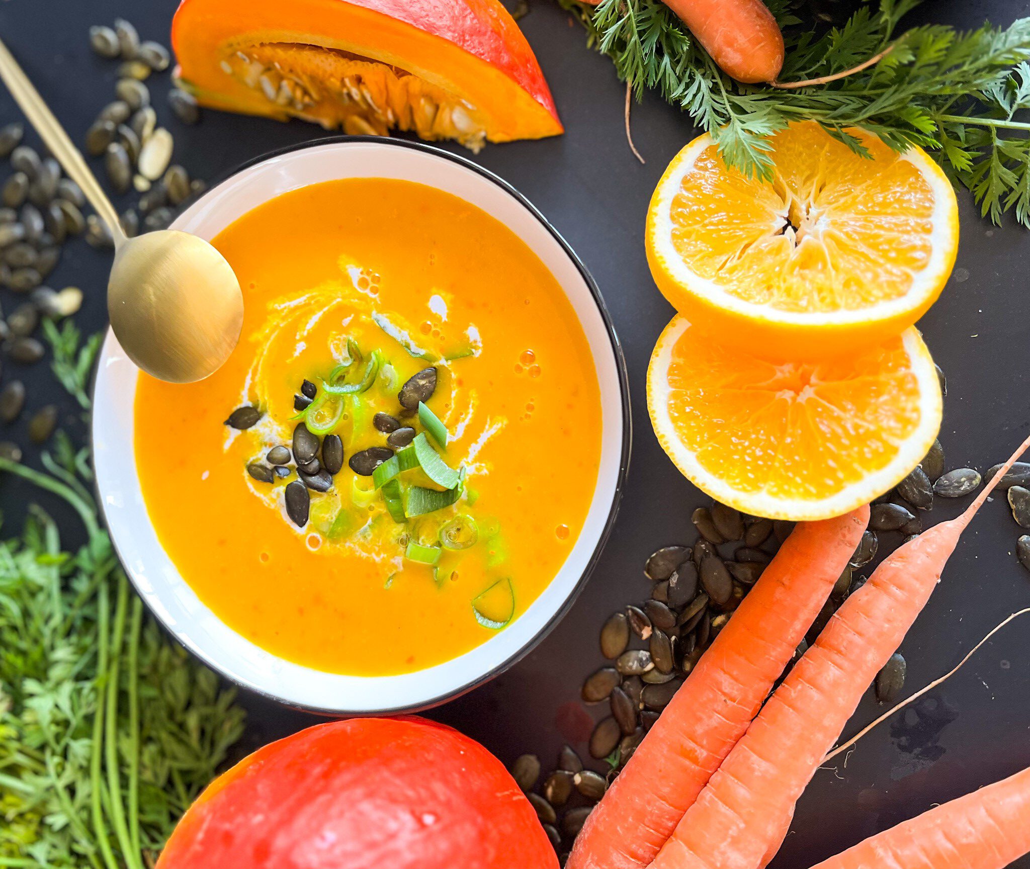 Kürbissuppe mit Orangensaft, einfaches, veganes Rezept in 25 Minuten.