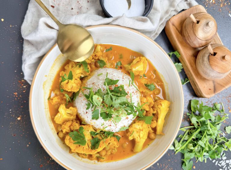 Blumenkohl Curry mit Kokosmilch, schnelles Rezept in 20 Minuten.