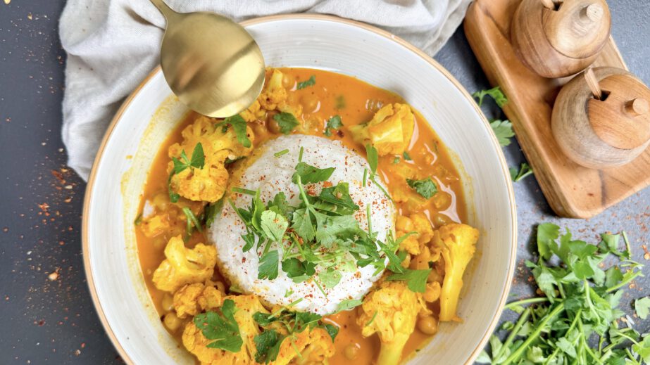 Blumenkohl Curry mit Kokosmilch, schnelles Rezept in 20 Minuten.