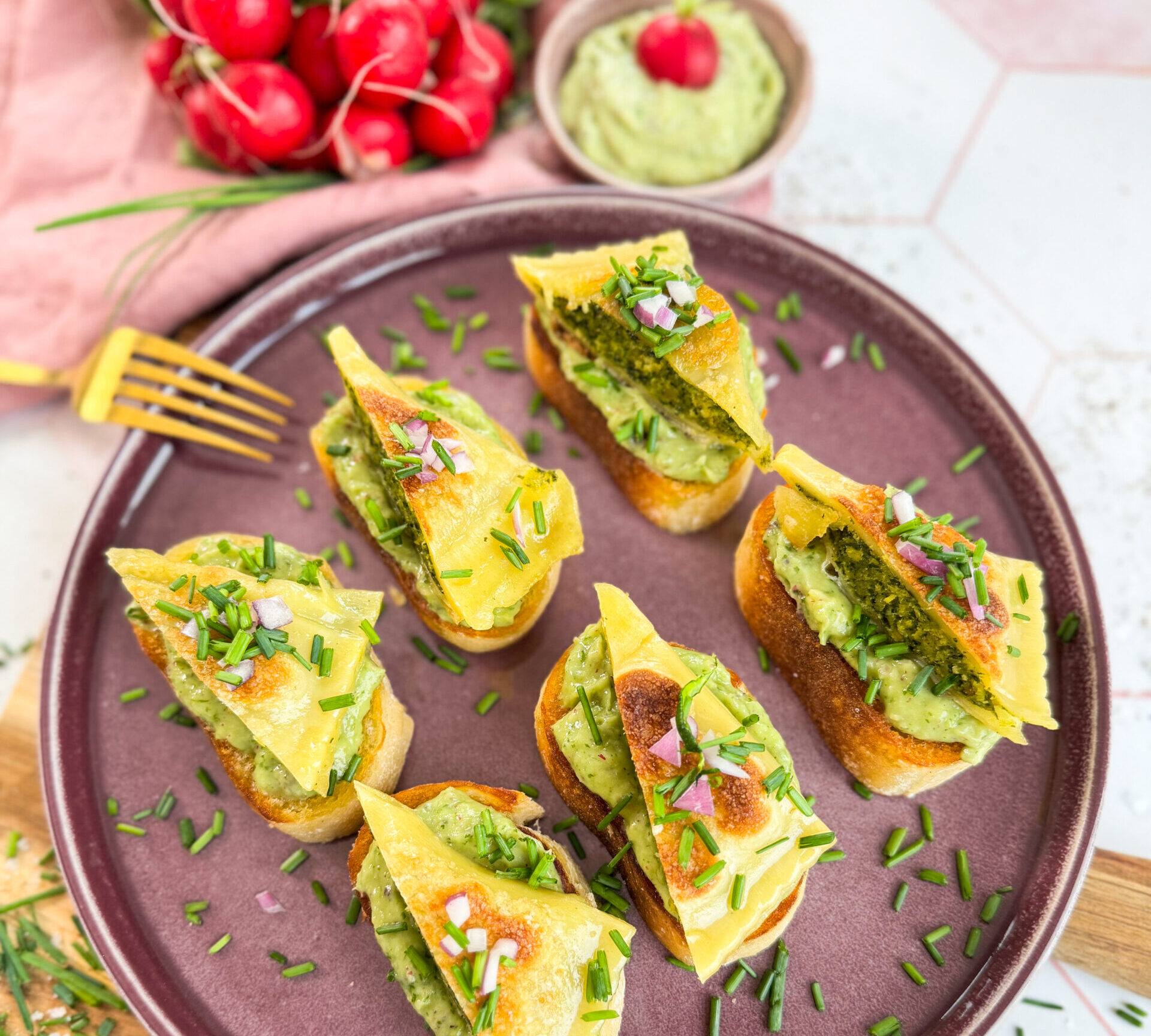 Crostini mit Avocado-Radieschen-Dipp, einfach, lecker und in 15 Min fertig.