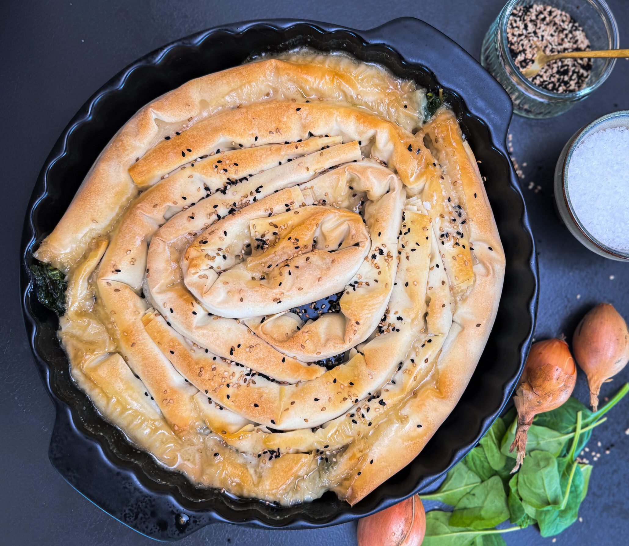 Gemüsestrudel, veganes Rezept mit Spinat und Feta.