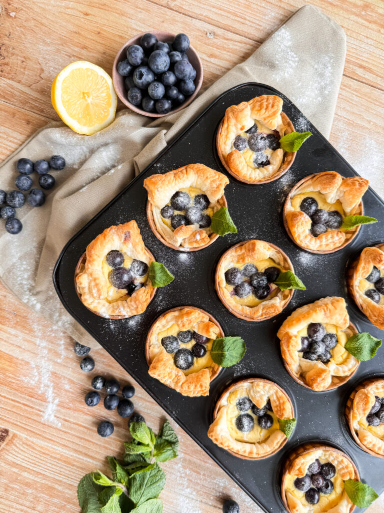 Blaubeer-Cheesecake-Muffins, vegan, einfach und lecker nach einem schnellen Rezept von Foodykani.