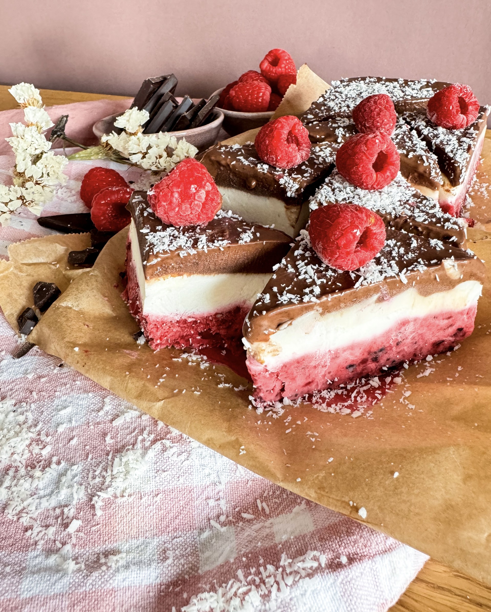 Cremige Eis-Pralinen mit verschiedenen Schichten, einfach, lecker und vegan.