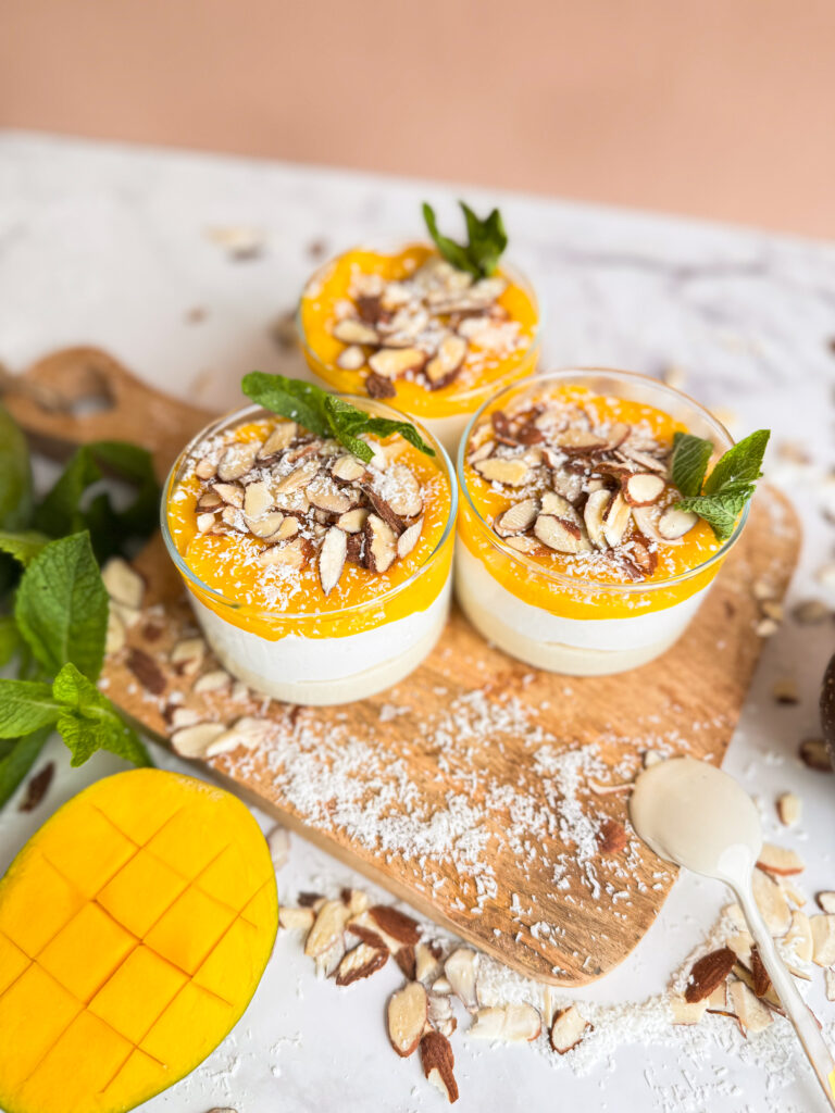Himmlisch leckeres Kokos-Mango-Dessert, einfach und vegan nach einem Rezept von Foodykani.