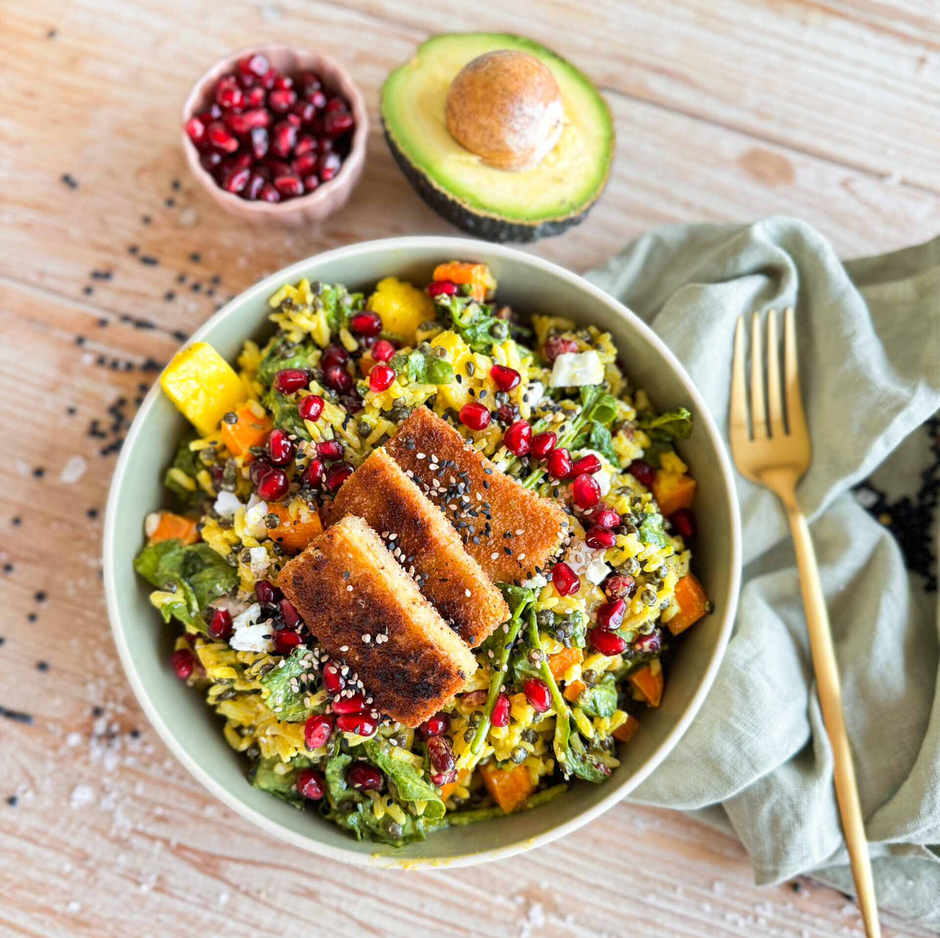 Sommerlicher Reis-Salat, einfach, vegan und lecker innerhalb kurzer Zeit zubereitet.