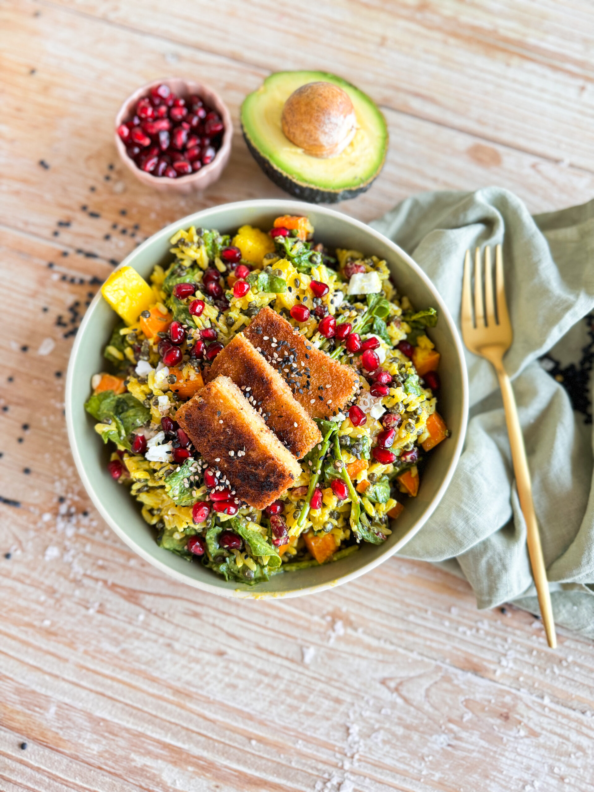 Sommerlicher Reis-Salat, einfach, vegan und lecker innerhalb kurzer Zeit zubereitet.