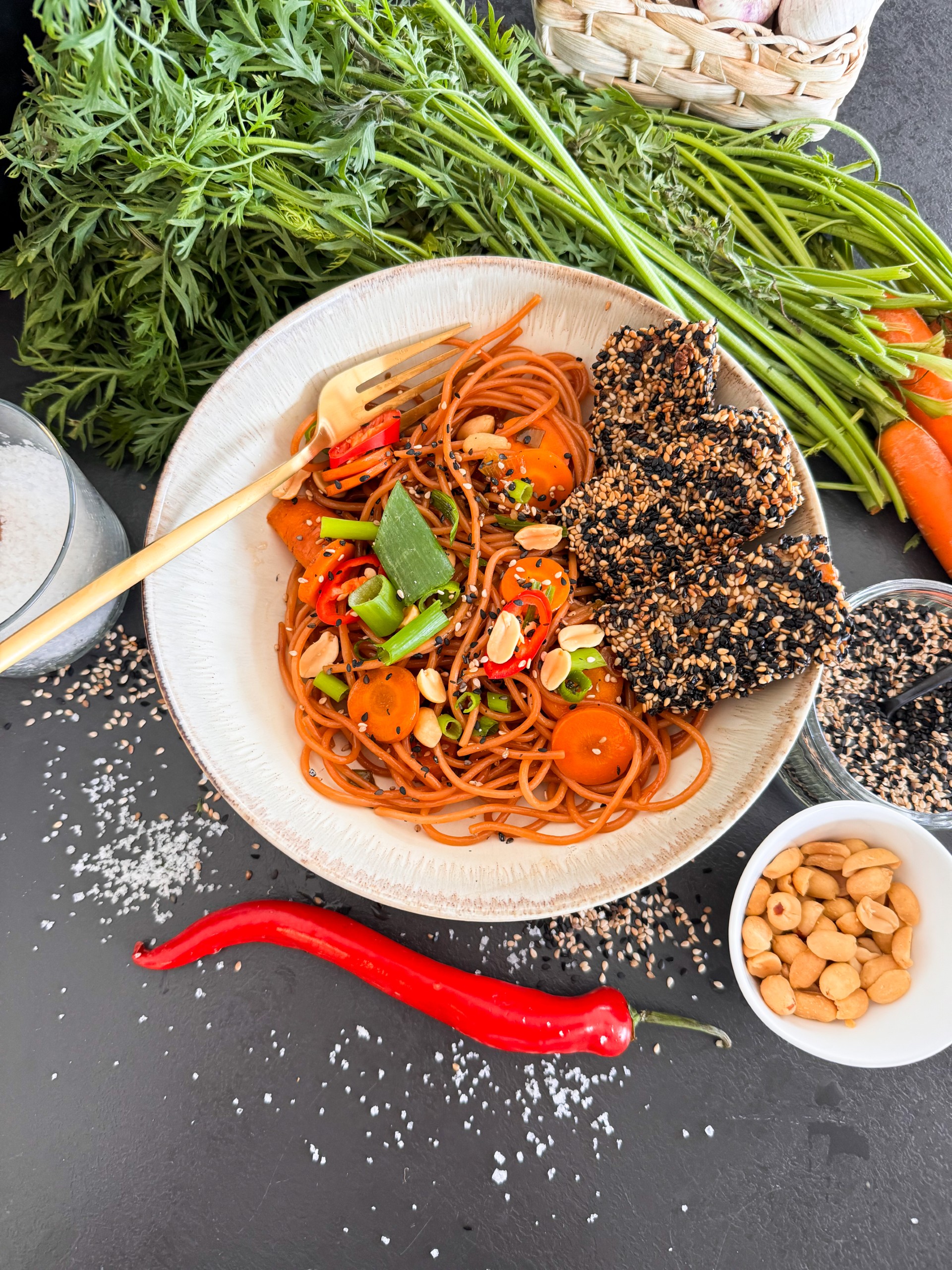 Schnelle Asia-Bowl mit Sesam-Tofu, einfach, vegan und lecker mit Protein-Nudeln.