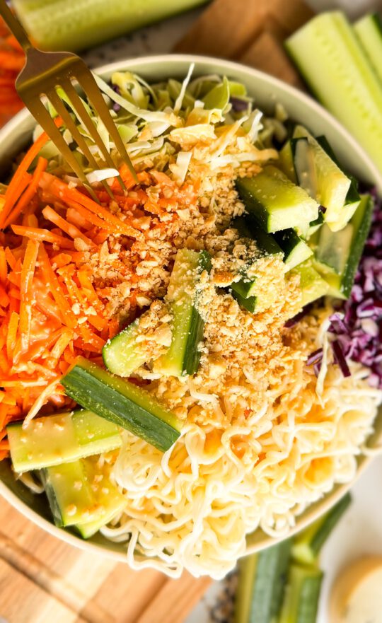 Buddha Bowl mit Erdnuss Dressing, schnelles 20-Minuten-Rezept.