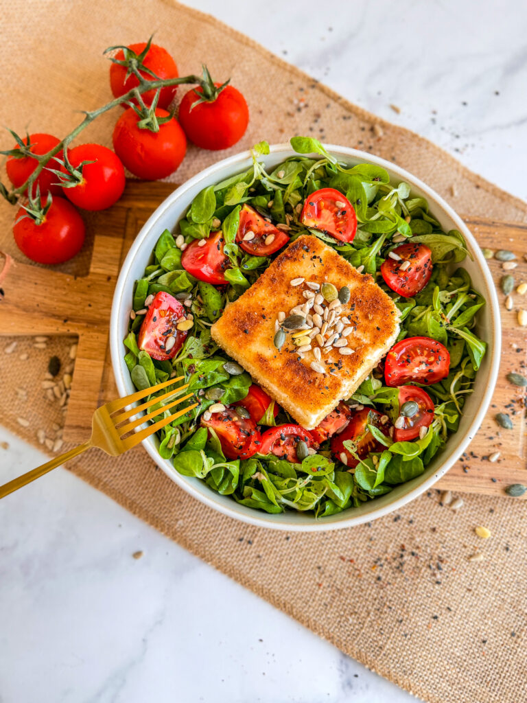 Gebackener Feta mit frischem Feldsalat, einfach, vegan und lecker.