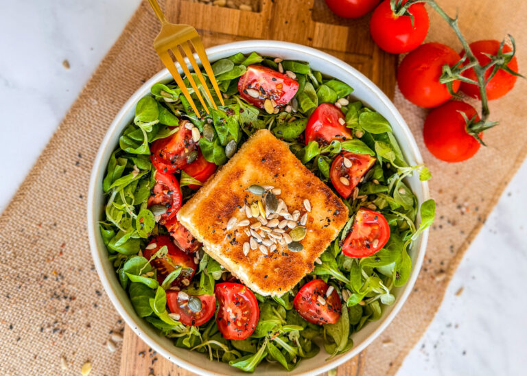 Gebackener Feta mit Salat, schnelles Blitzrezept in 15 Minuten.