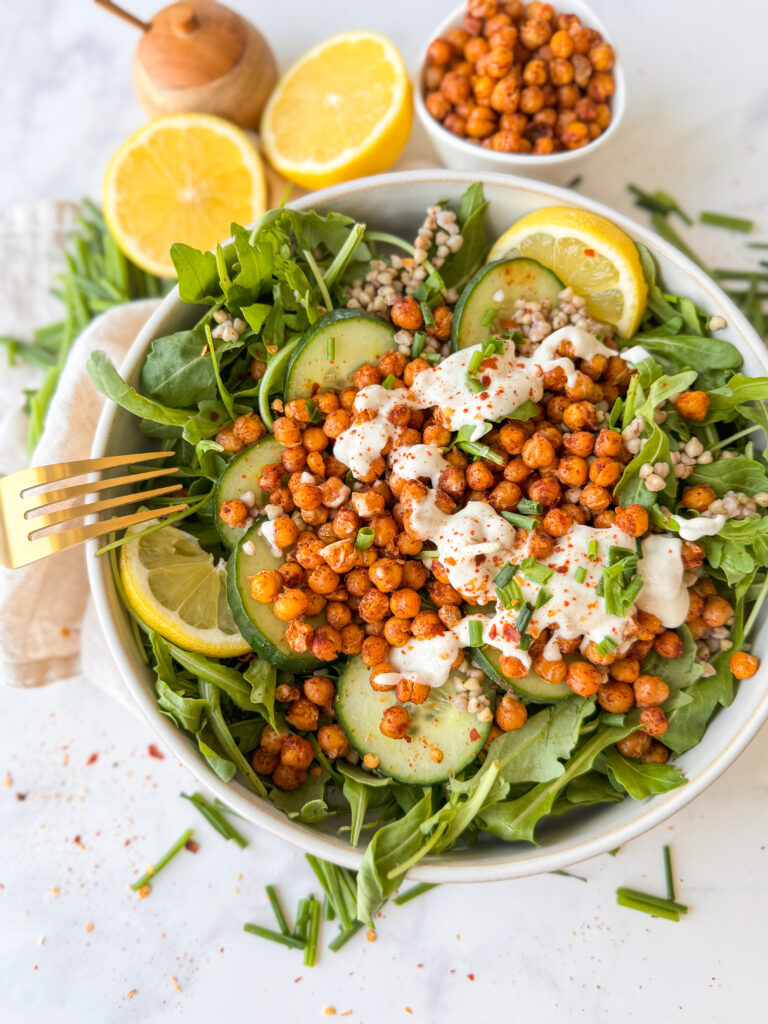 Schnelle Kichererbsen-Bowl mit leckerem Tahin-Dressing, vegan und einfach.