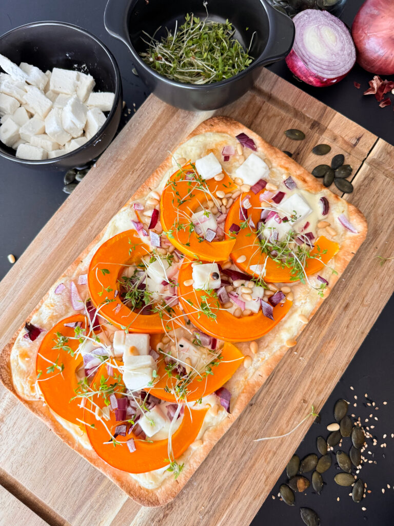 Schneller Kürbis-Flammkuchen, veganes Rezept von Foodykani.