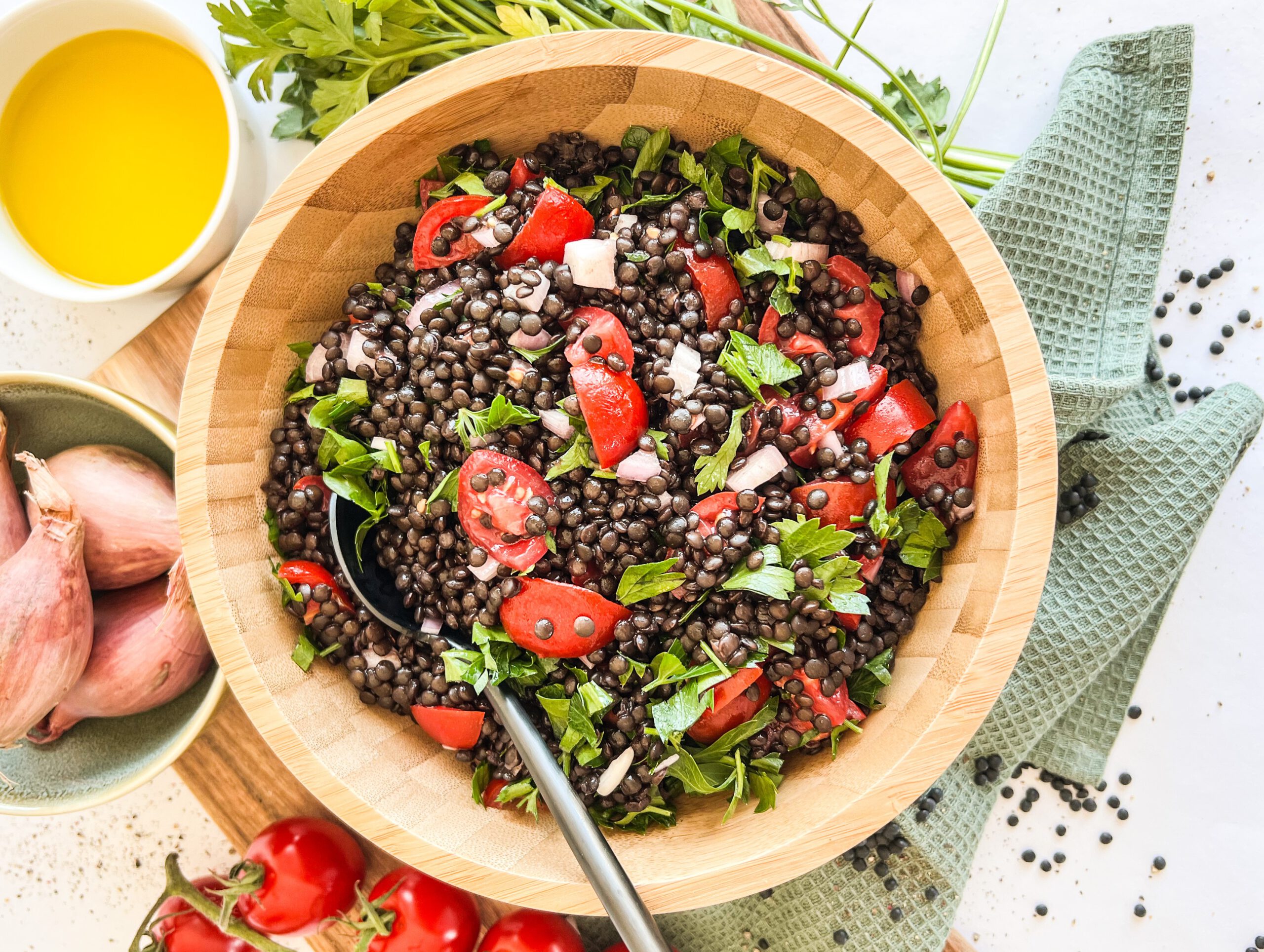 Beluga Linsen Salat mit frischen Tomaten, perfekt als meal prep!