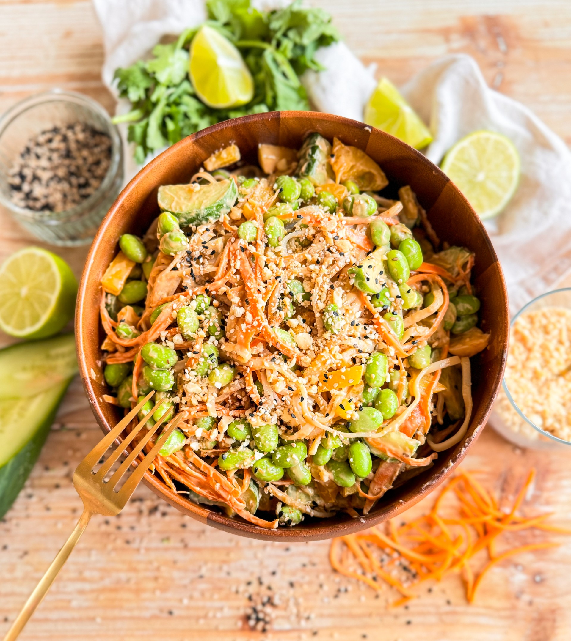 Erdnuss-Reisnudel-Salat, vegan und schnell nach einem Rezept von Foodykani.