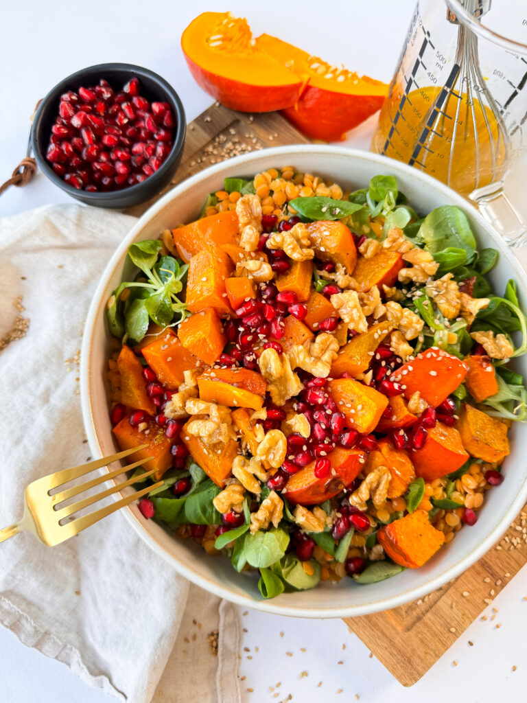 Schneller Kürbis-Salat mit frischem Feldsalat. Veganes Rezept von Foodykani.