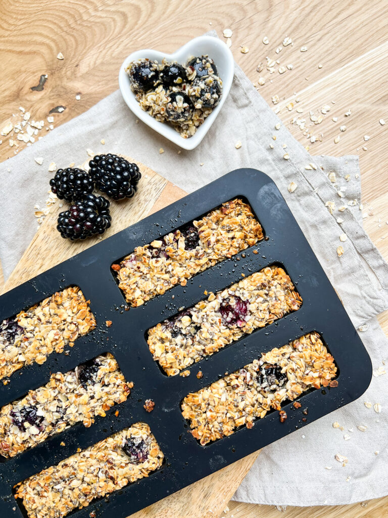 Schnelle Müsliriegel mit Blaubeeren, einfaches veganes Rezept von Foodykani.