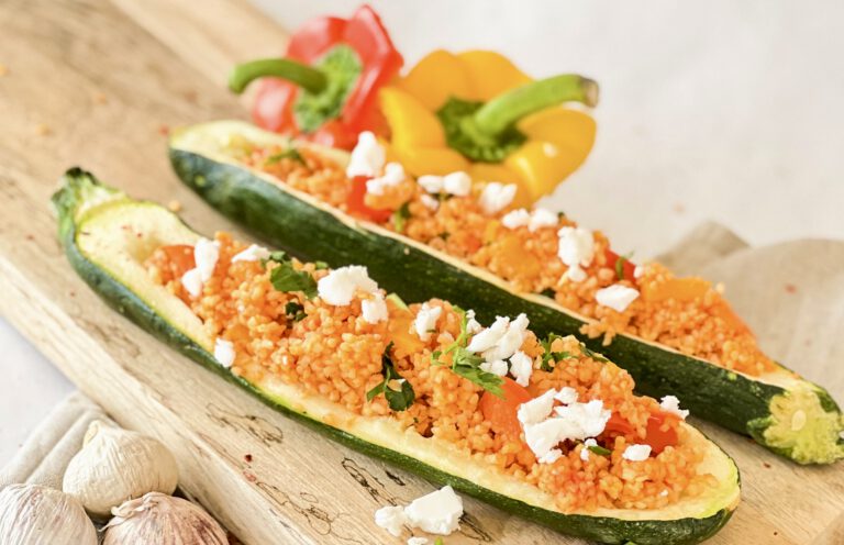 Gefüllte Zucchini mit Couscous, einfaches 30 Minuten Rezept.