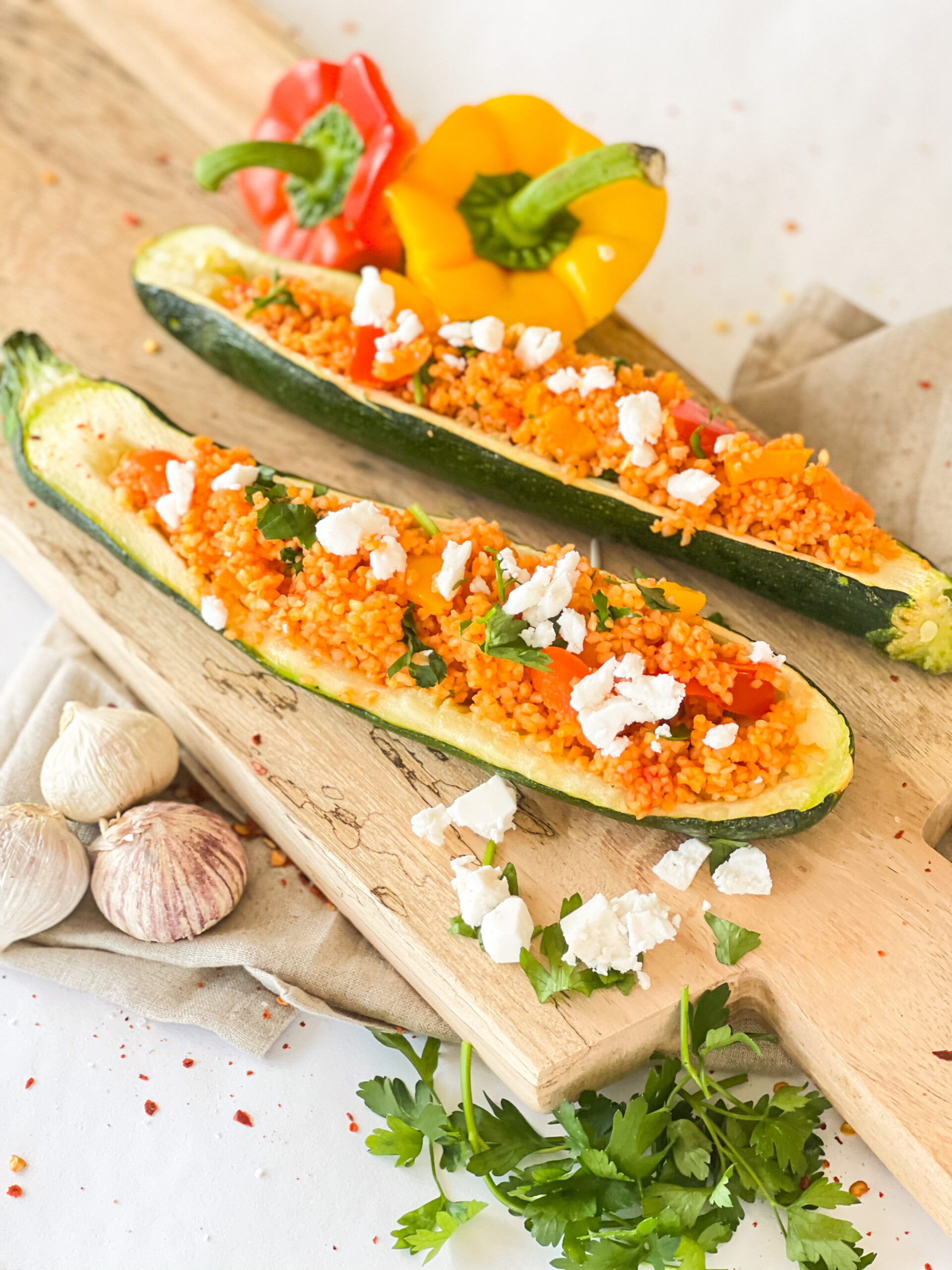 Gefüllte Zucchini nach einem veganen Rezept von Foodykani. Einfach und innerhalb von 30 Minuten gekocht.