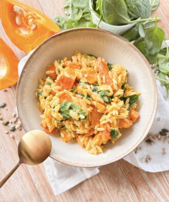 Schnelles one pot orzo mit Spinat und Kürbis, einfaches veganes Rezept in 20 Minuten.