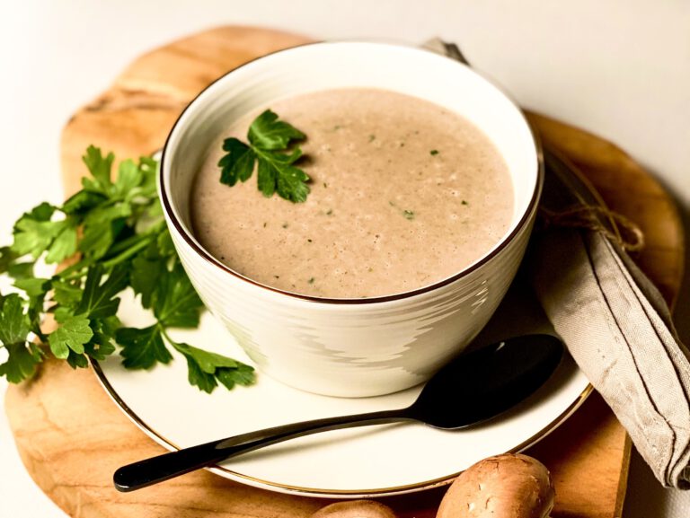 Cremige Champignonsuppe Rezept, schnell gekocht in 20 Minuten.