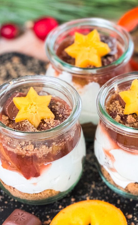 Einfaches Weihnachtsdessert im Glas, schnelles 10-Minuten-Rezept.