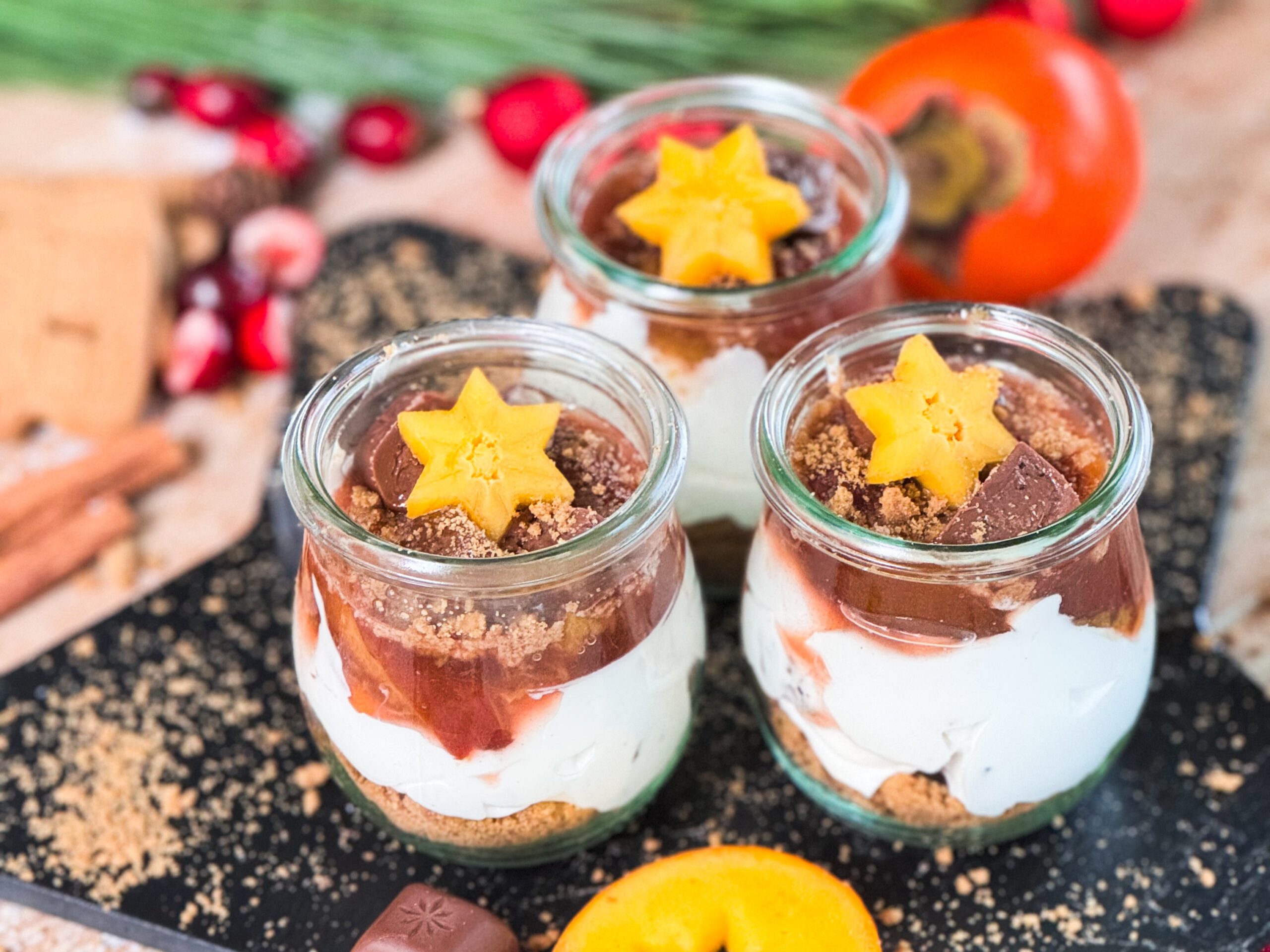 Einfaches Weihnachtsdessert im Glas, schnelles 10-Minuten-Rezept.