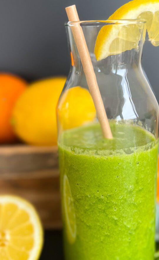 Grüner Smoothie selber machen mit frischem Baby-Spinat, Sellerie, Bananen, Datteln und frischem Orangensaft. Einfaches Rezept für den gesunden Start in den Tag in 5 Minuten fertig!