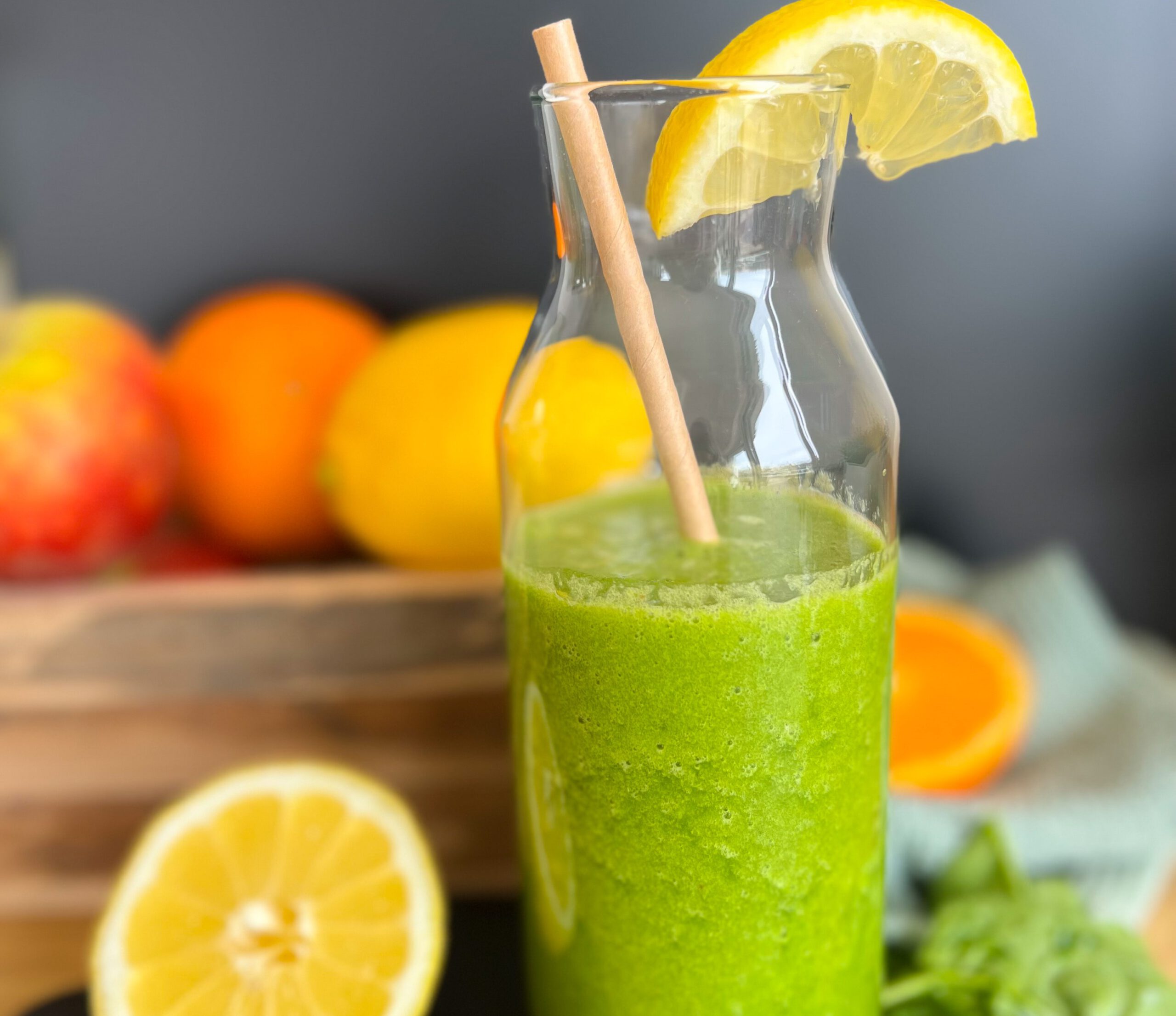 Grüner Smoothie selber machen mit frischem Baby-Spinat, Sellerie, Bananen, Datteln und frischem Orangensaft. Einfaches Rezept für den gesunden Start in den Tag in 5 Minuten fertig!