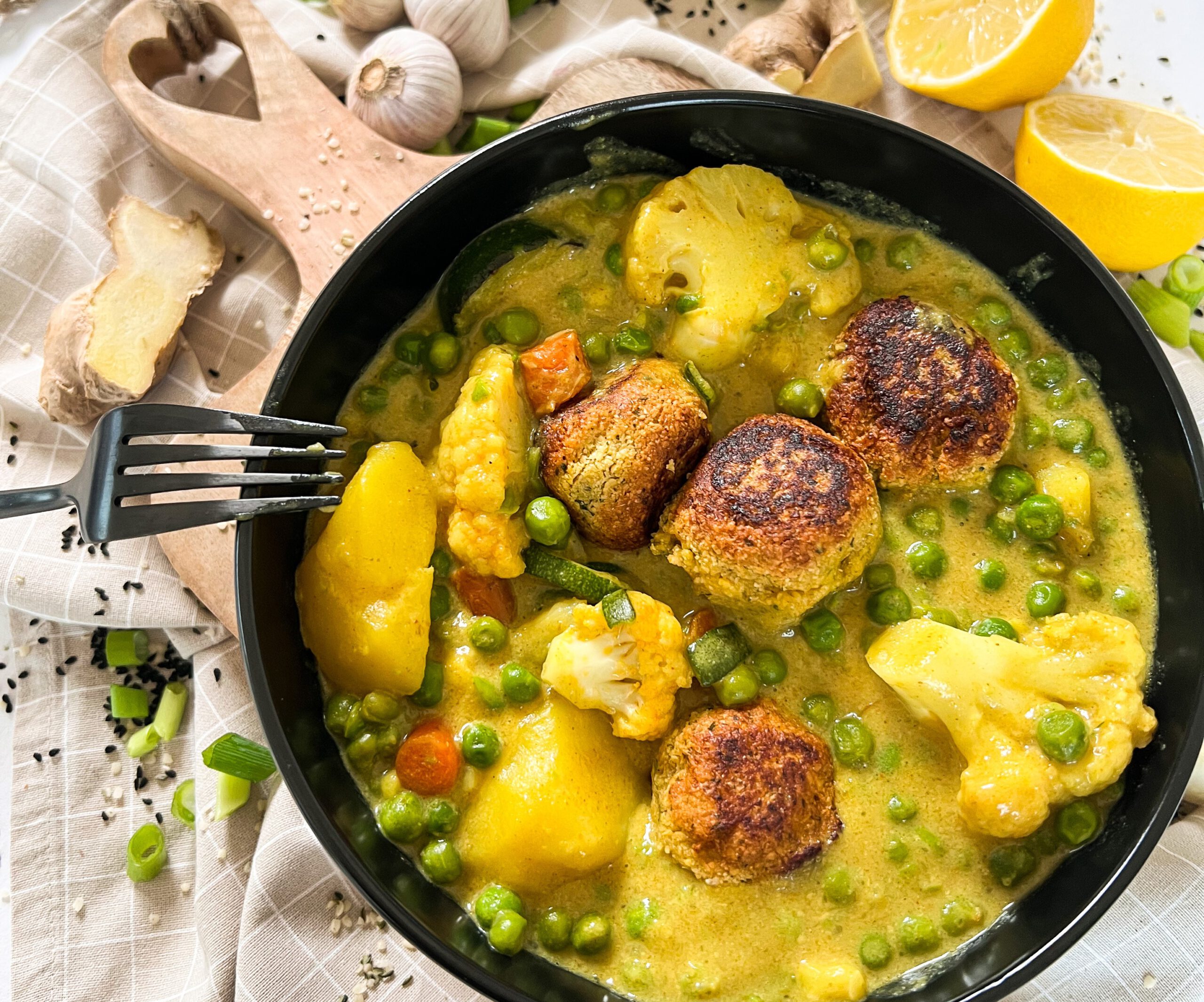 Kartoffelcurry, einfaches Rezept mit viel Gemüse in 20 Minuten gekocht.