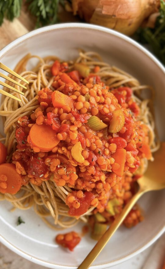 Linsenbolognese Rezept einfach, schnell gekocht in 25 Minuten.