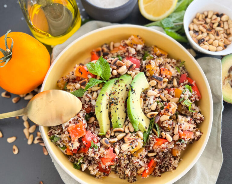 Quinoa Salat, einfaches Rezept in 15 Minuten fertig gekocht! Und das rein pflanzlich und vegan nach einem einfachen Rezept der veganen Foodbloggerin Foodykani.