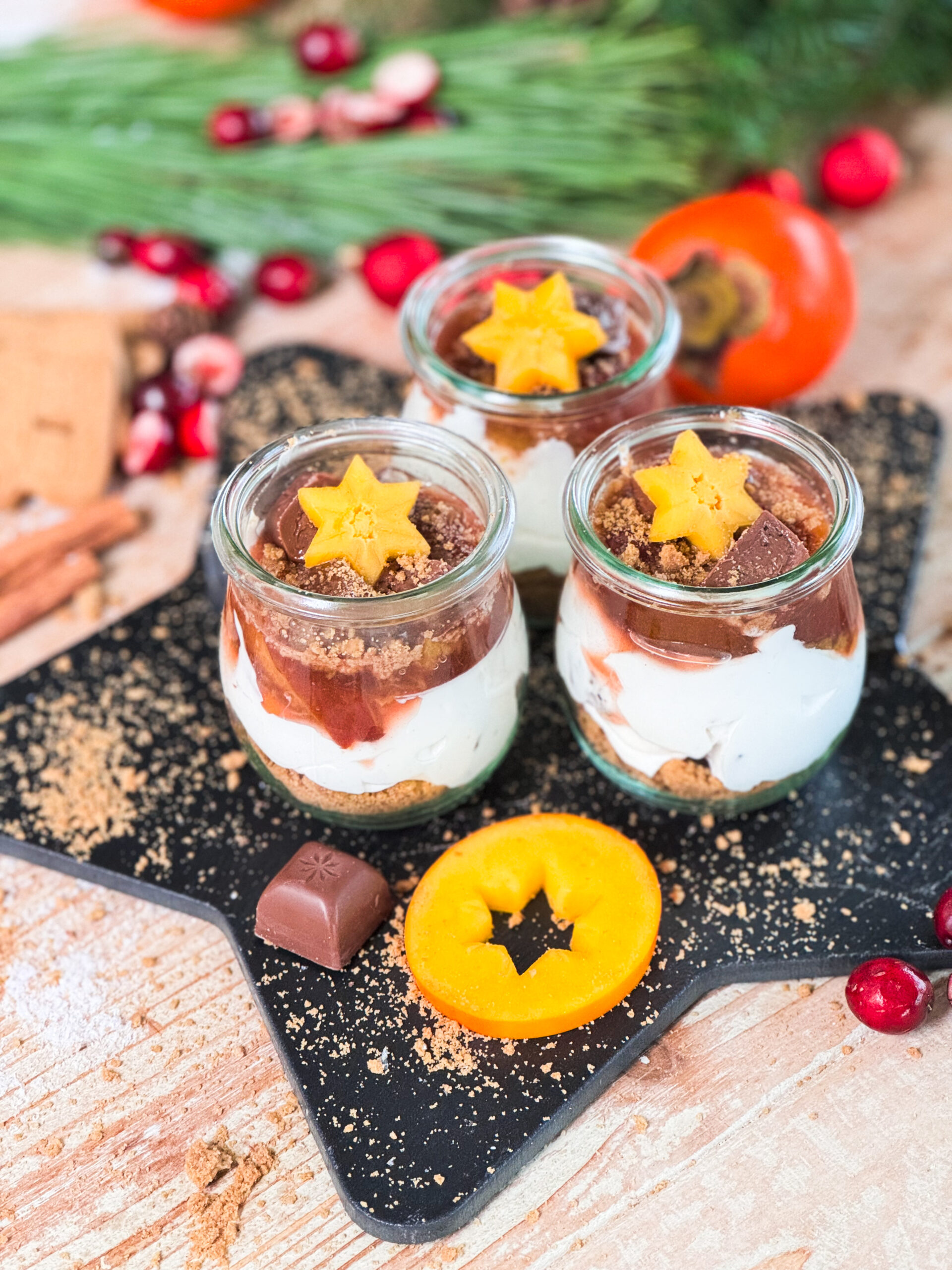 Weihnachtsdessert im Glas, einfacher veganer Nachtisch mit Pflaumen und Spekulatius.